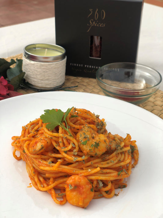 Nudeln mit Safran-Tomatensauce und Garnelen